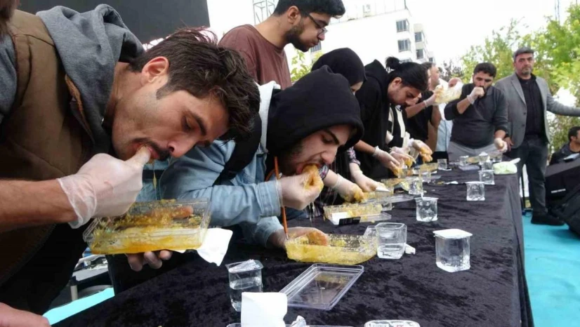 Bingöl'de 2,5 dakikada 750 gram balı yemek için yarıştılar