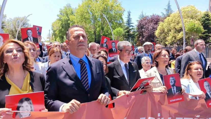 CHP'li vekiller, operasyonları protesto etmek için slogan atarak yürüdü