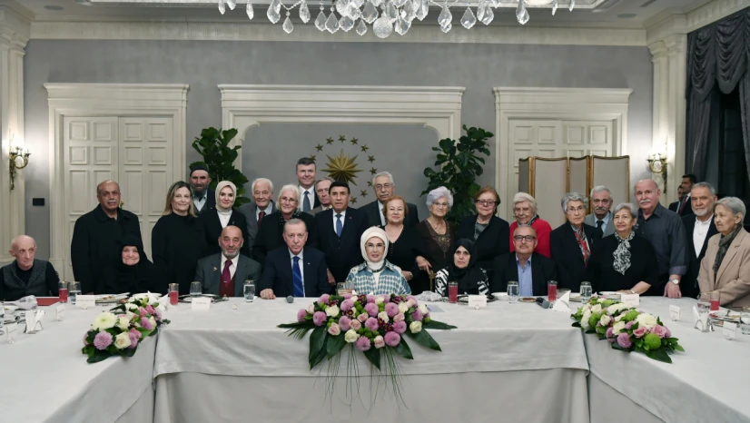 Cumhurbaşkanı Erdoğan'dan eşi Emine Erdoğan'ın yaşlılarla iftarına sürpriz ziyaret