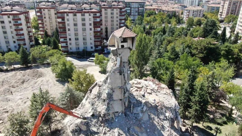Depremin en dikkat çeken görüntüsü Elazığ'dan: 8 katlı bina yıkıldı, çatısı tek kolon üzerinde kaldı
