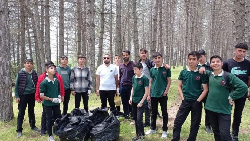 Genç'te öğrenciler çevre temizliği yaptı