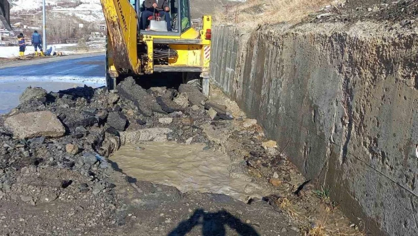 Hakkari'nin içme suyu ihtiyacını sağlayan şebeke patladı