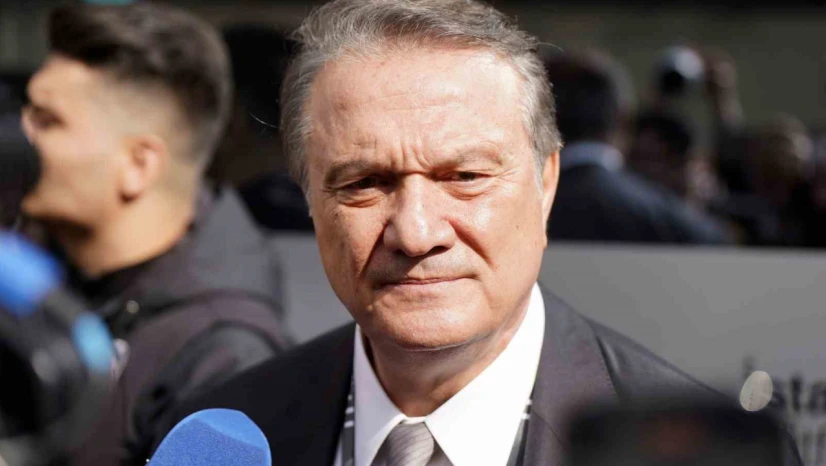 Beşiktaş Eski başkanı Hasat Arat'a kürsüde yumruk atıldı