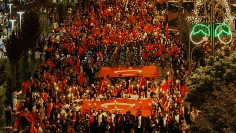 Iğdır'da Cumhuriyetin 100. yılında 100 metre Türk bayrağı ile fener alayı