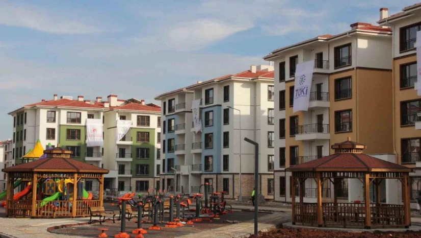 Kalıcı deprem konutlarına teslim öncesi son rötuşlar yapılıyor