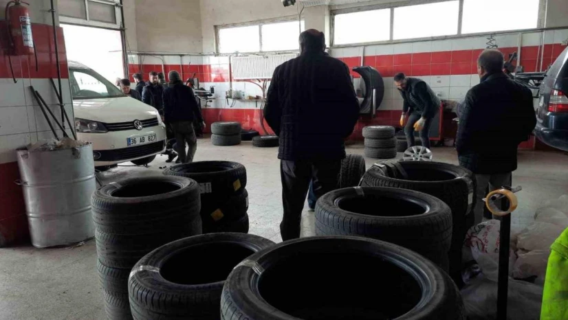 Kars'ta kar yağdı, sürücüler oto lastikçilere akın etti
