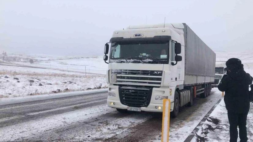 Kars'ta tırlar yolda mahsur kaldı