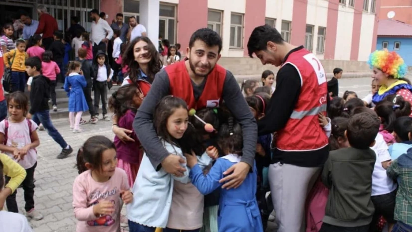 Kızılay öğrencileri ilk okul gününde yalnız bırakmadı
