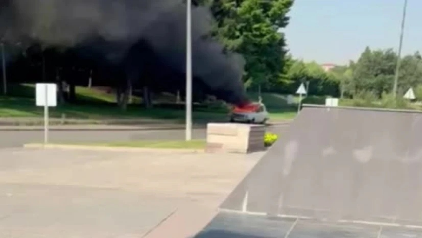 Meclis'in önünde aracını yaktı