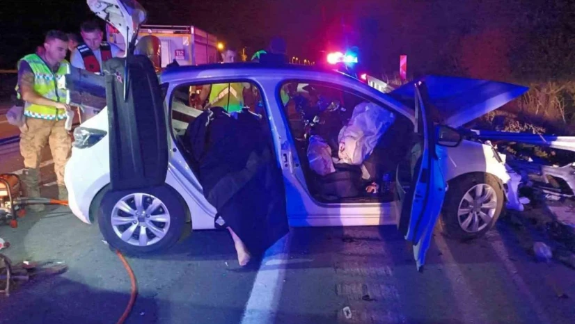 Otomobil bariyerlere çarptı: Uzman çavuş ve hemşire eşi hayatını kaybetti