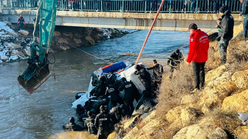 Şanlıurfa'da kanala uçan otomobildeki kayıp 3 kişinin cesedine ulaşıldı