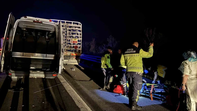 TEM'de can pazarı... Tüp yüklü kamyon ile minibüs çarpıştı: 16 yaralı
