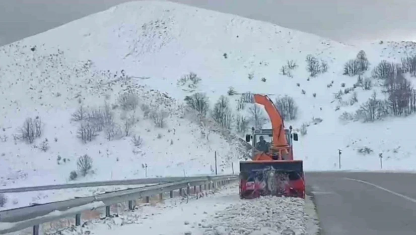 Tepebaşı ve Kop Geçidi'nde karla mücadele çalışmaları aralıksız sürdürülüyor