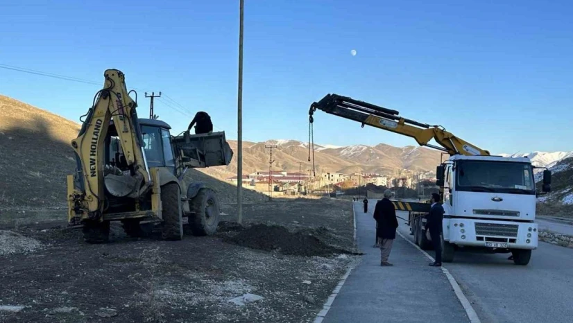Yüksekova'daki TOKİ yolu aydınlatılıyor