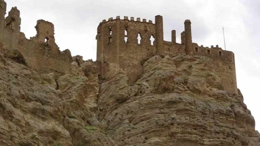 'Kartal yuvası'na benzeyen Hoşap Kalesi'nde restorasyona başlandı