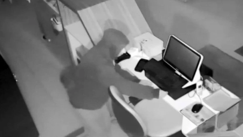 2 bin lira çaldı, 20 bin liralık zarar verdi