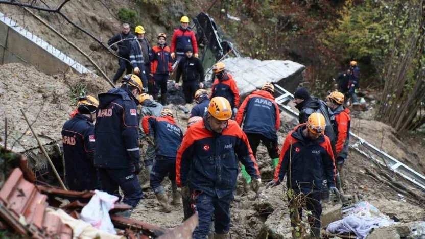 AFAD: '9 Aralık 2023 tarihinde Zonguldak ilimiz merkez ilçesi Asma Mahallesi'nde iki katlı bir ev heyelan sebebi ile çökmüş, 2 vatandaşımız göçük altında kalmıştır. Arama kurtarma çalışmaları sonucunda bir vatandaşımızın cansız bedenine ulaşılmış olup, gö