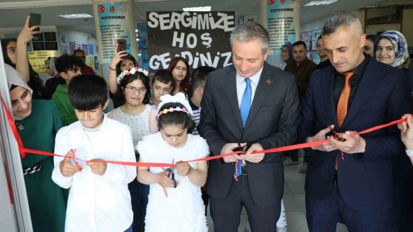 Ağrı'da özel eğitim öğrencilerinin yılsonu calışmaları ilgi odağı oldu