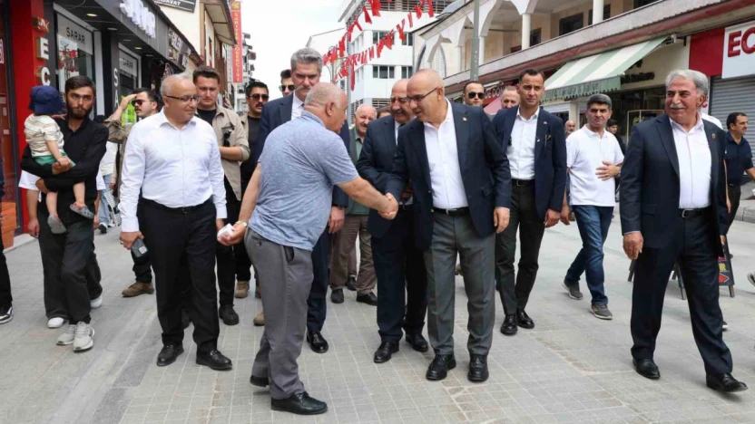 Ağrı Valisi Koç, esnaf ve vatandaşlarla 15 Temmuz'u andı