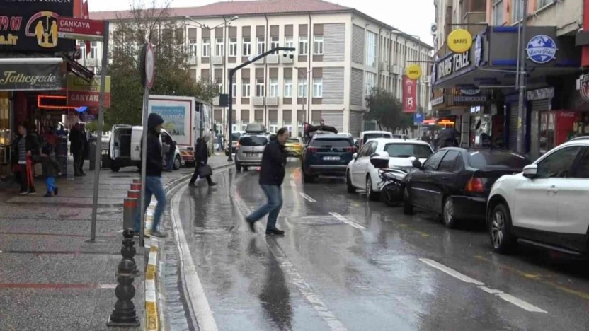 Balıkesir'de sağanak yağış etkisini göstermeye başladı