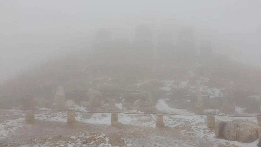 Beyaza bürünen Nemrut Dağı sisin etkisine girdi