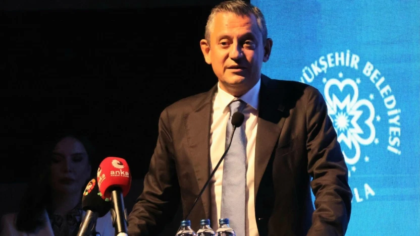 CHP Genel Başkanı Özgür Özel, Sırrı Süreyya Önder için Atatürk Kültür Merkezi'nde düzenlenen törenden çıkışında yumruklu saldırıya uğradı
