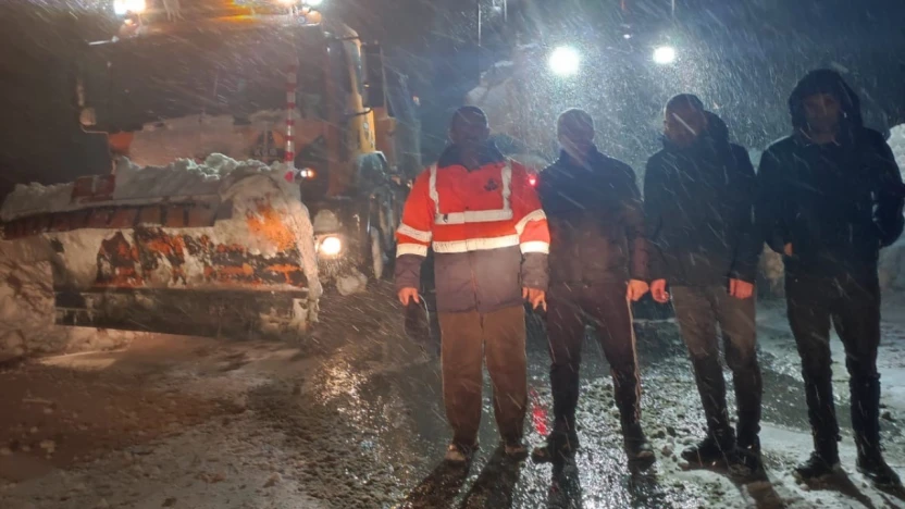 Dağlıca yolu çığa teslim oldu: Araçtakiler zorlu operasyonla kurtarıldı