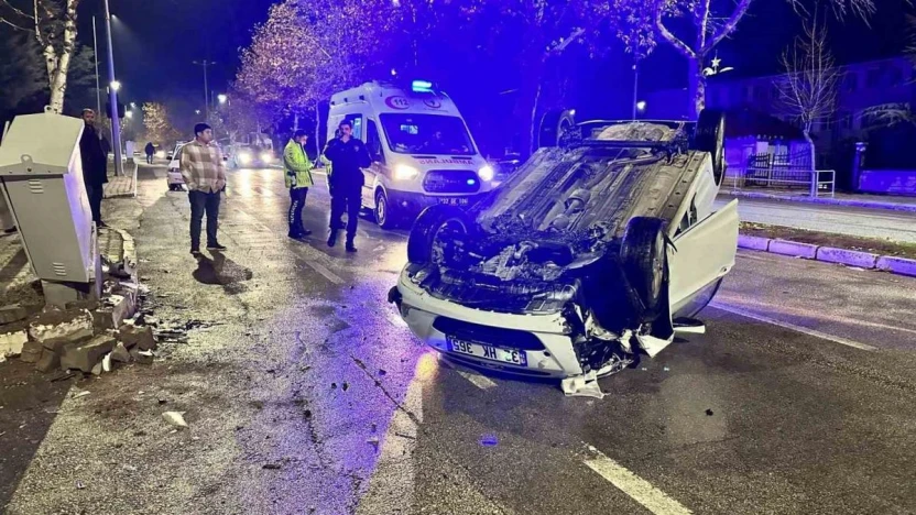 Elektrik panosuna çarpan otomobil ters döndü: 1 yaralı