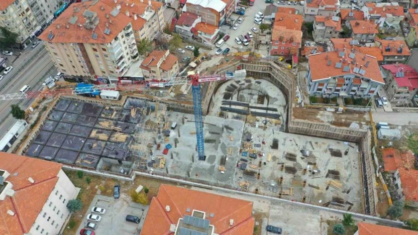 Isparta'da yeraltı 3 katlı otopark inşaatında çalışmalar sürüyor
