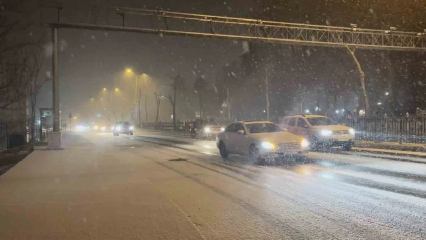 İstanbul yeni yıla bembeyaz başladı: Sarıyer'de kar sürprizi