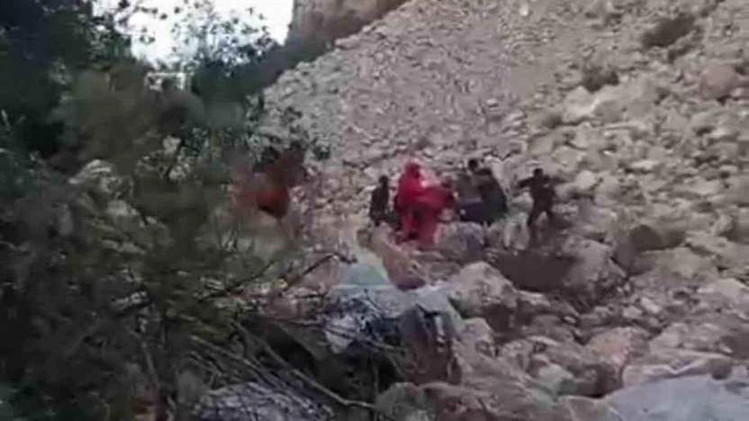 İzmir'de kayalıklardan düşen kişi helikopterle böyle kurtarıldı
