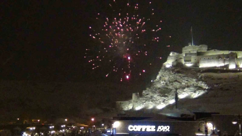 Kars'ta 'eksi 10' derecede yeni yıl coşkusu: Kar altında halaylar