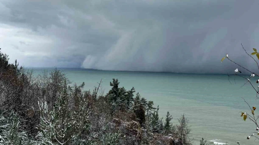 Kastamonu kıyılarında denizden gelen kar sürprizi: Uzmanlar açıkladı
