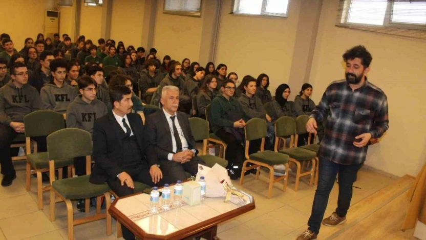 Köyceğiz'de yazar Andı, öğrencilerle söyleşide buluştu