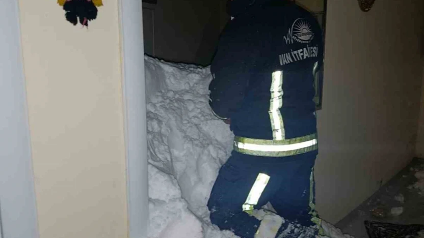 Van çatak'ta çığ dehşeti: Kayıp var, onlarca ev boşaltıldı