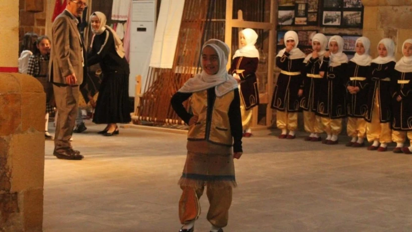 Öğrencilerin tanıtımını yaptığı ehram defilesi renkli görüntülere sahne oldu