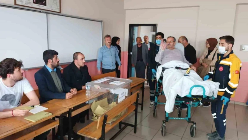 Oy kullanmaya sedyeyle gitti
