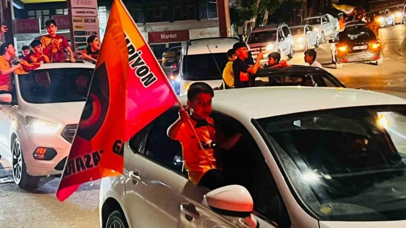 Şırnak'ta taraftarlar araç konvoylarıyla kutlama yaptı