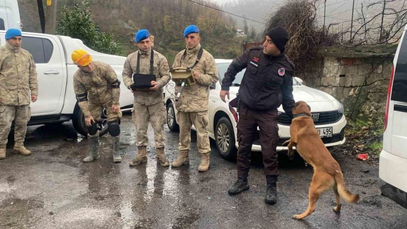 Zonguldak'ta toprak altında kalan anne ve oğlunu arama çalışmaları günün ilk ışıklarıyla yeniden başladı
