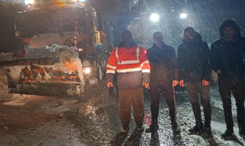Dağlıca yolu çığa teslim oldu: Araçtakiler zorlu operasyonla kurtarıldı