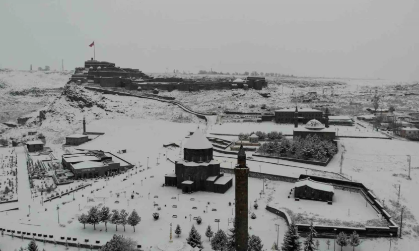 Kars'ta kar keyfi: Kent tarihi yapılarıyla birlikte beyaz örtüye büründü