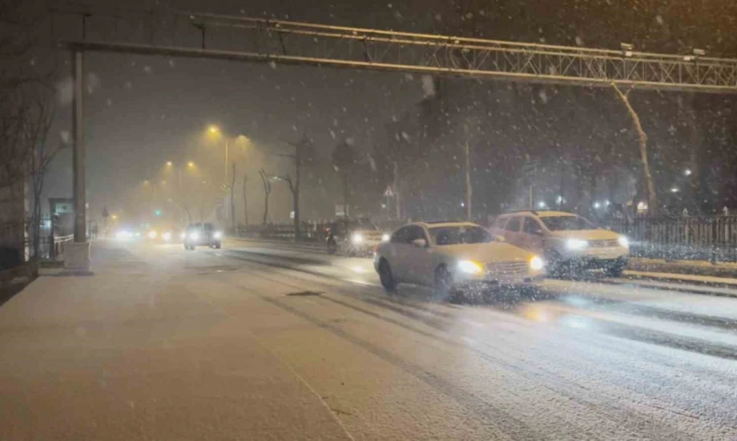İstanbul yeni yıla bembeyaz başladı: Sarıyer'de kar sürprizi