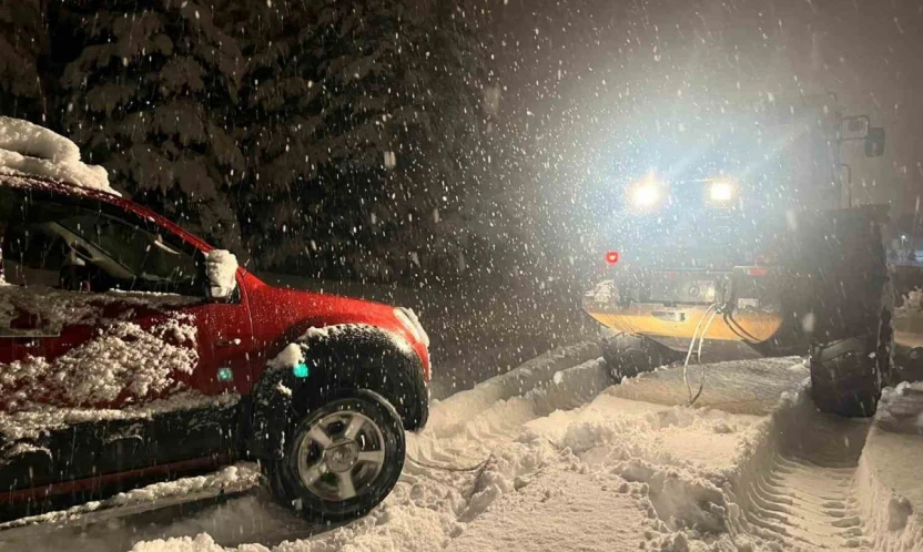 Kars'ta yolda mahsur kalan yolcuların yardımına özel idare ekipleri yetişti