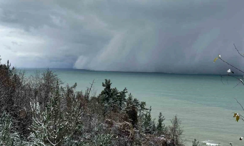 Kastamonu kıyılarında denizden gelen kar sürprizi: Uzmanlar açıkladı