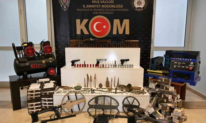 Muş'ta silah, mühimmat ve tarihi eser ele geçirildi