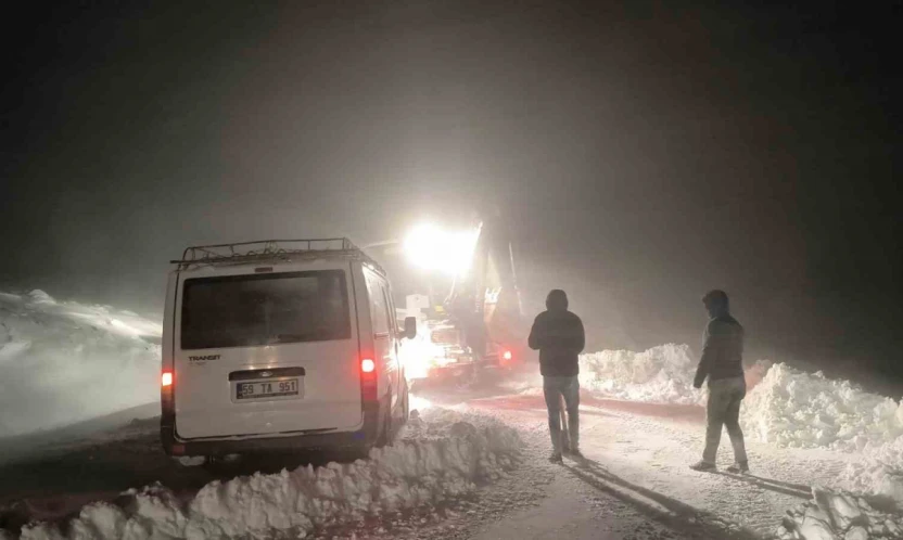 Muş'ta köy yolunda mahsur kalan 7 kişi kurtarıldı