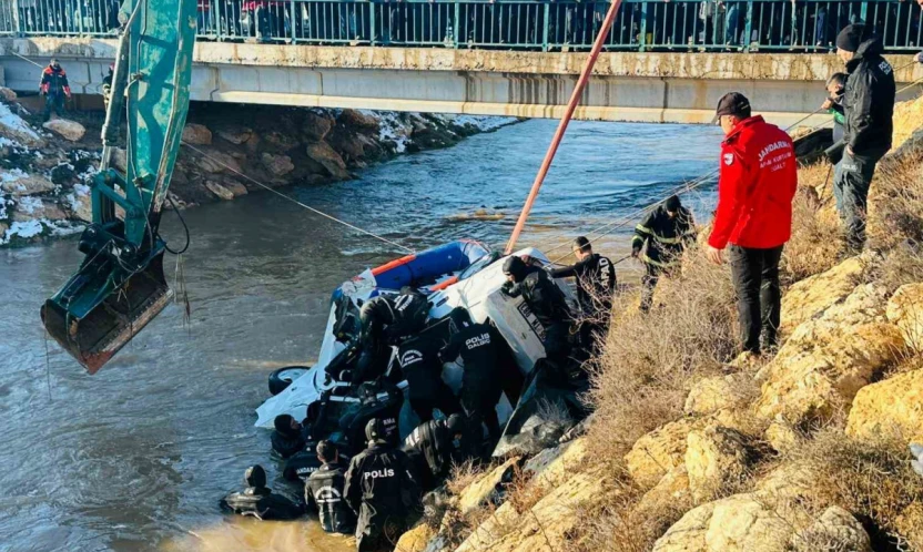 Şanlıurfa'da kanala uçan otomobildeki kayıp 3 kişinin cesedine ulaşıldı