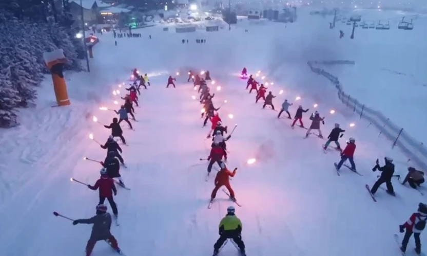 Genç kayakçılar, Bursa'daki yangında ölen kayakçıları andı