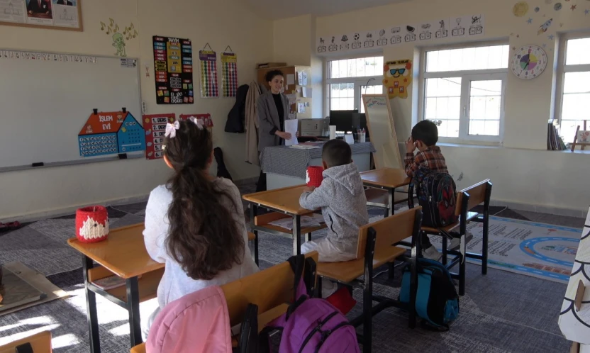 Tek öğretmen, dört öğrenci: Köy okuluna yürek ısıtan dokunuş